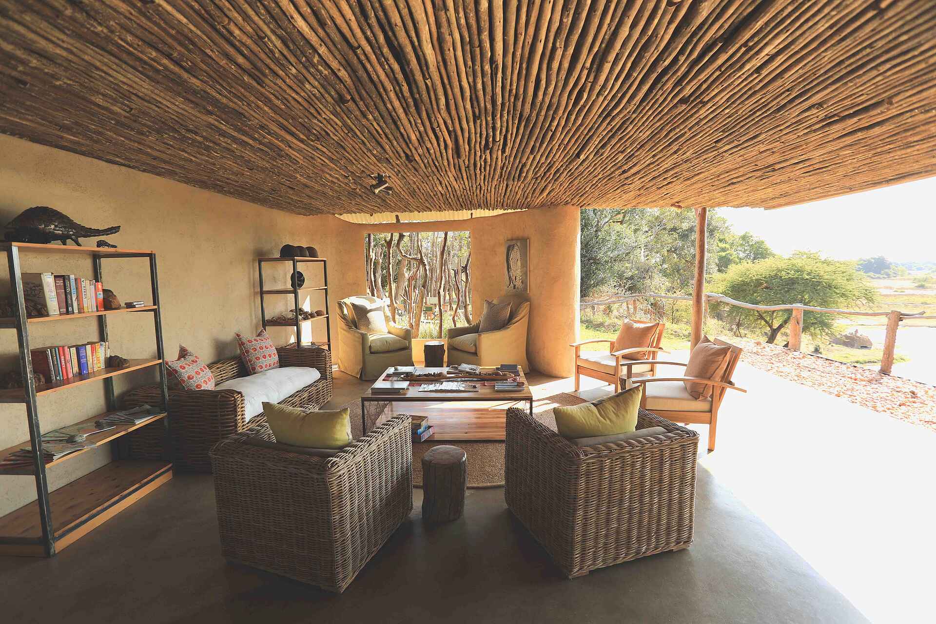 Kavinga Safari Camp, Mana Pools National Park, Hauptgebäude, Lounge, Sessel, Afrikarma, Afrikarma Safaris, Afrikarma Safaris. Wildnis. Hautnah., Afrikarma.de