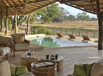 Lion Camp: Swimmingpool mit Liegen