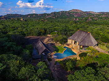 Matobo Hills Lodge: Pool und Hauptgebäude Matobo Hills Lodge: Pool und Hauptgebäude