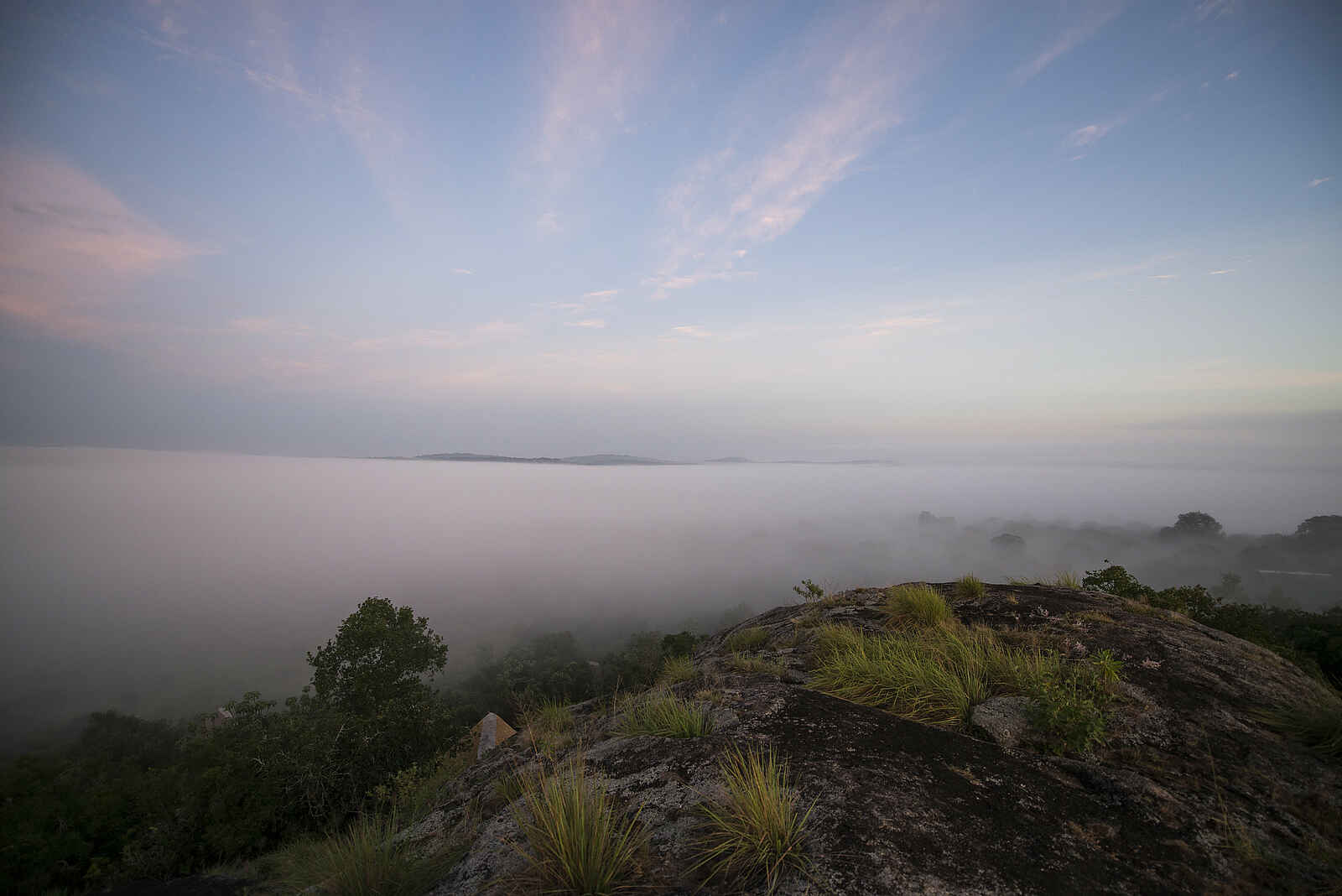 Mihingo Lodge: Lake Mburo NP im Nebel Mihingo Lodge: Lake Mburo NP im Nebel