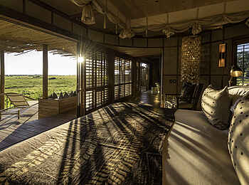 Mombo Camp: Doppelbett im Zelt mit Ausblick Mombo Camp: Doppelbett im Zelt mit Ausblick