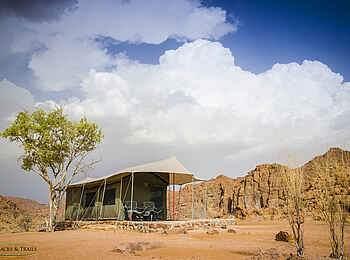 Ozondjou Trails: Ein Gästezelt vor schroffen Felsen