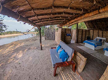 Takwela Camp: Sitzbank vor einem Chalet Takwela Camp: Sitzbank vor einem Chalet