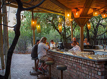 Taleni Etosha Village: Gäste sitzen an der Bar Taleni Etosha Village: Gäste sitzen an der Bar