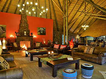 Wildtrack Safaris Eco Lodge: Sofas in der Lounge Wildtrack Safaris Eco Lodge: Sofas in der Lounge