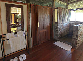 Apoka Safari Lodge: Dusche und Ausgang zur Freiluftwanne