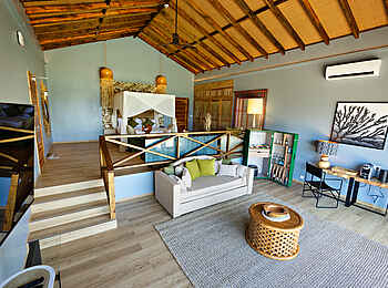 Bawe Island: Blick in das Schlafzimmer einer Sunrise Villa und einer Sunset Suite