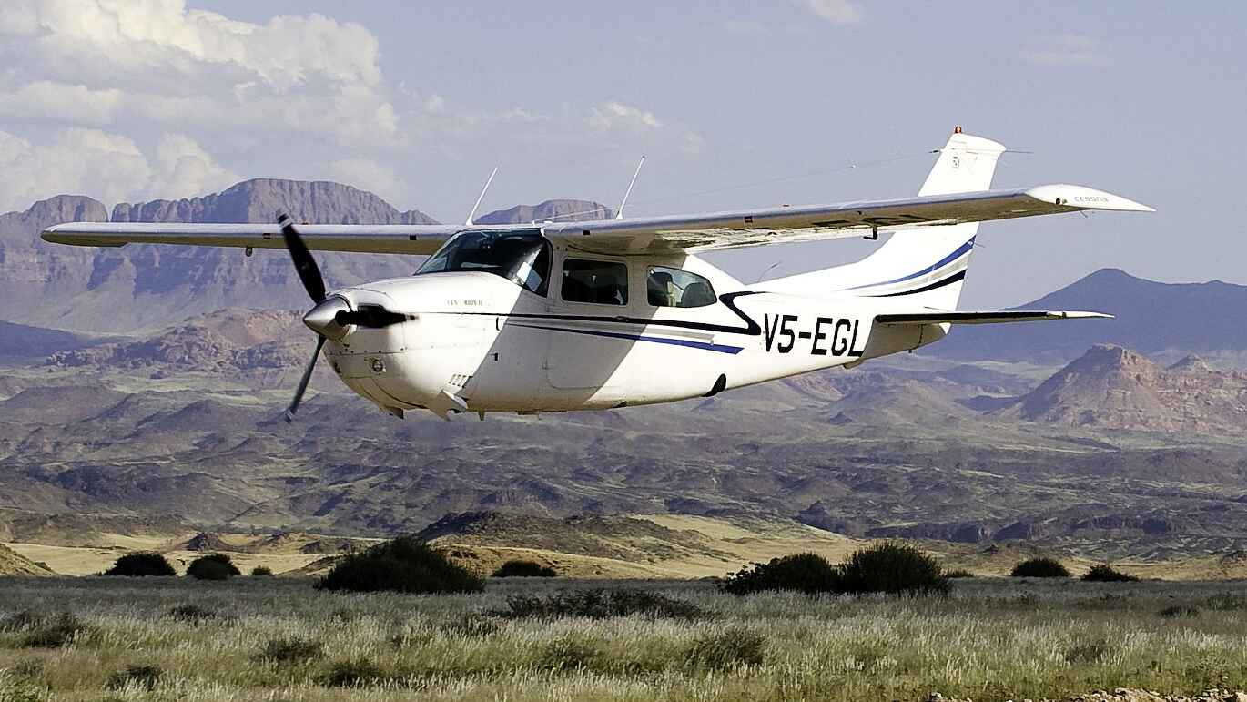 Damaraland Camp: Im Anflug auf den Airstrip Damaraland Camp: Im Anflug auf den Airstrip