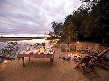 Island Bush Camp: Dinner am Luangwa Island Bush Camp: Dinner am Luangwa