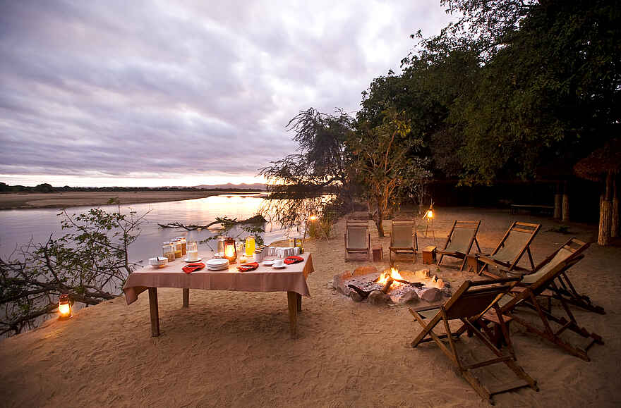 Island Bush Camp: Dinner am Luangwa Island Bush Camp: Dinner am Luangwa