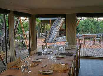 Karangoma Camp: Gedeckte Tafel mit Blick auf die Terrasse Karangoma Camp: Gedeckte Tafel mit Blick auf die Terrasse