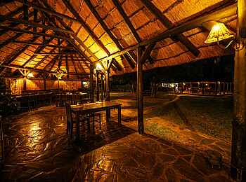 Kiambi Camp: Blick zur Lounge Kiambi Camp: Blick zur Lounge