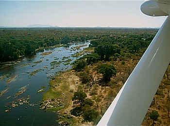 Kigelia Camp: Great Ruaha River aus der Luft Kigelia Camp: Great Ruaha River aus der Luft