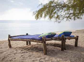 Kinondo Kwetu: Sonnenliegen am privaten Strand