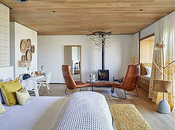 Morukuru Beach Lodge: Eine Ocean View Suite mit Sitzecke und Kamin Morukuru Beach Lodge: Eine Ocean View Suite mit Sitzecke und Kamin