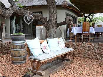 Okutala Lodge: Bank neben Lapa Okutala Lodge: Bank neben Lapa