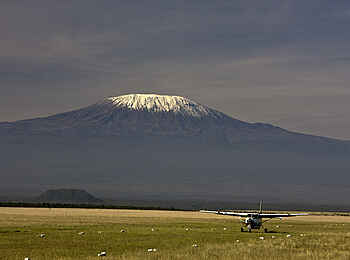 Ol Donyo Lodge: Airstrip mit Kilimanjaro im Hintergrund Ol Donyo Lodge: Airstrip mit Kilimanjaro im Hintergrund