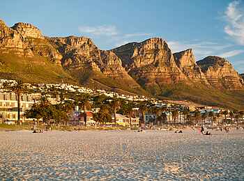 POD Camps Bay Boutique Hotel: Camps Bay Strand mit den Twelve Apostels