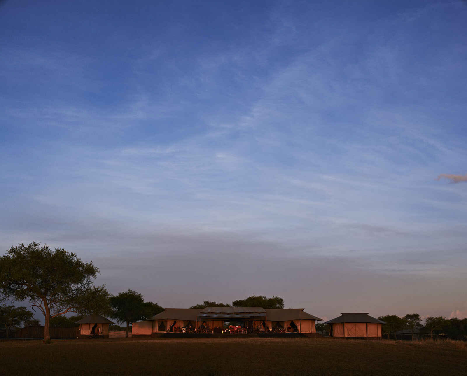 Singita Sabora Tented Camp: Die Anlage am Abend Singita Sabora Tented Camp: Die Anlage am Abend