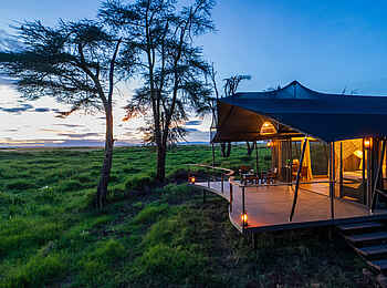 Soroi Amboseli Camp: Aussenansicht Zeltsuite am Abend