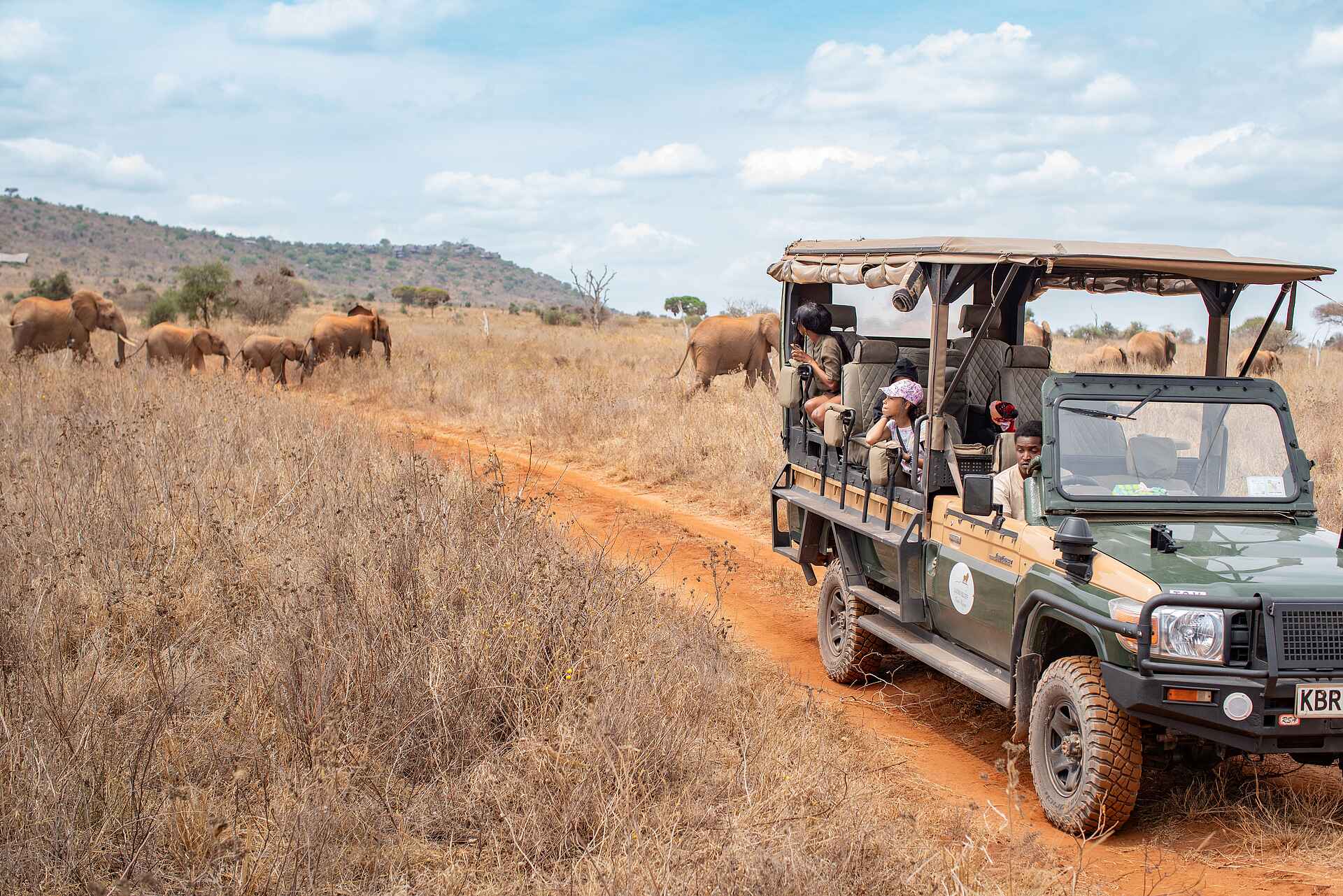 Soroi Lions Bluff Lodge: Elefanten auf Pirschfahrt beobachten Soroi Lions Bluff Lodge: Elefanten auf Pirschfahrt beobachten