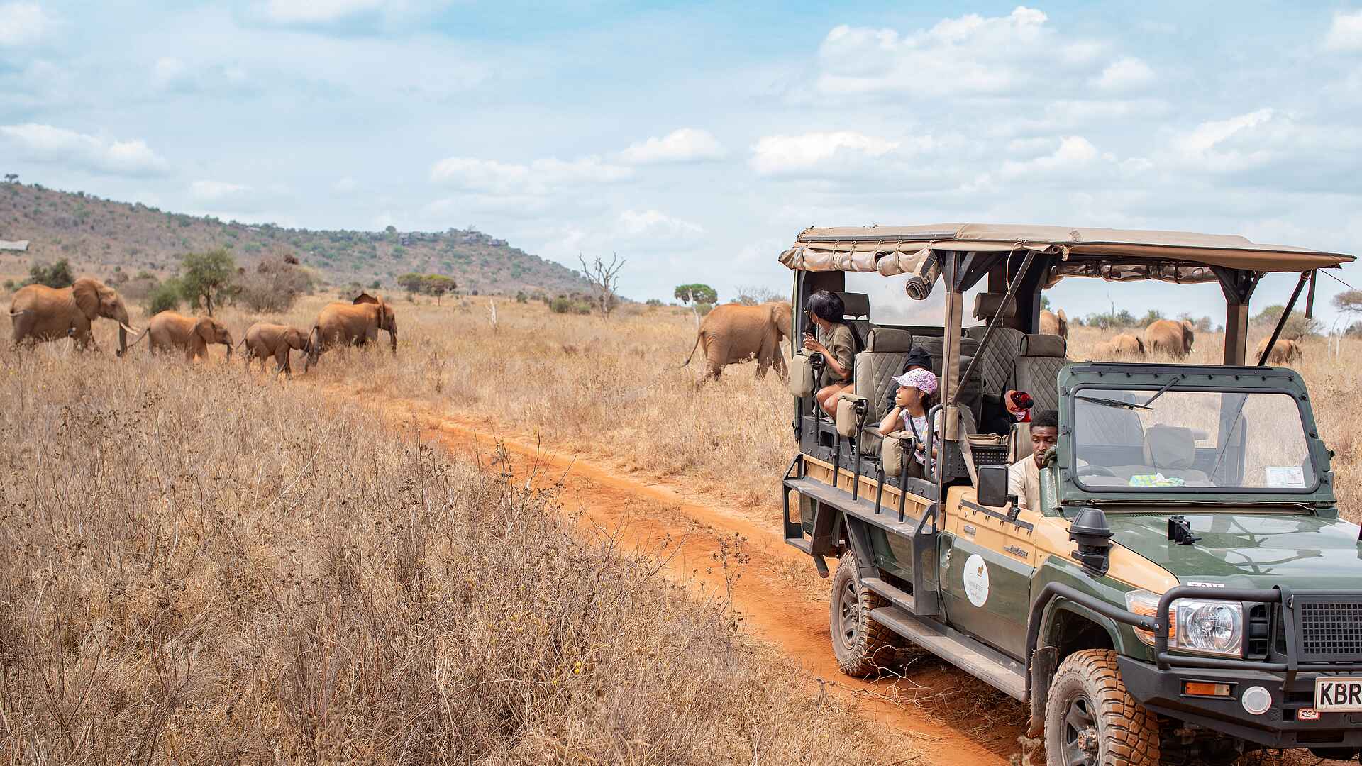 Soroi Lions Bluff Lodge: Elefanten auf Pirschfahrt beobachten Soroi Lions Bluff Lodge: Elefanten auf Pirschfahrt beobachten