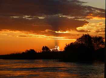 The River Farmhouse: Sonnenuntergang 