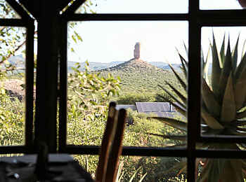 Vingerklip Lodge: Esstisch im Restaurant der Vingerklip Lodge mit Blick auf die Vingerklip