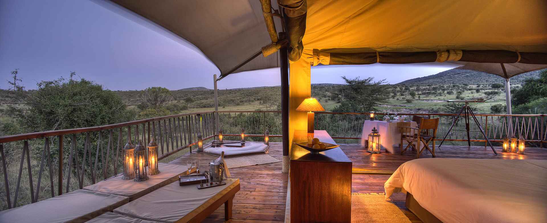 Kenia, Mara Bushtops, Mara Bushtops private Conservancy, Afrikarma Safaris – Wildnis. Hautnah., Dunkelheit, Gästeunterkunft, Holz-Veranda, Suite, Terasse, Whirlpool, Afrikarma, Afrikarma Safaris, afrikarma.de
