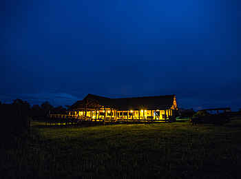 Mboko Camp: Die Hauptlodge bei Nacht
