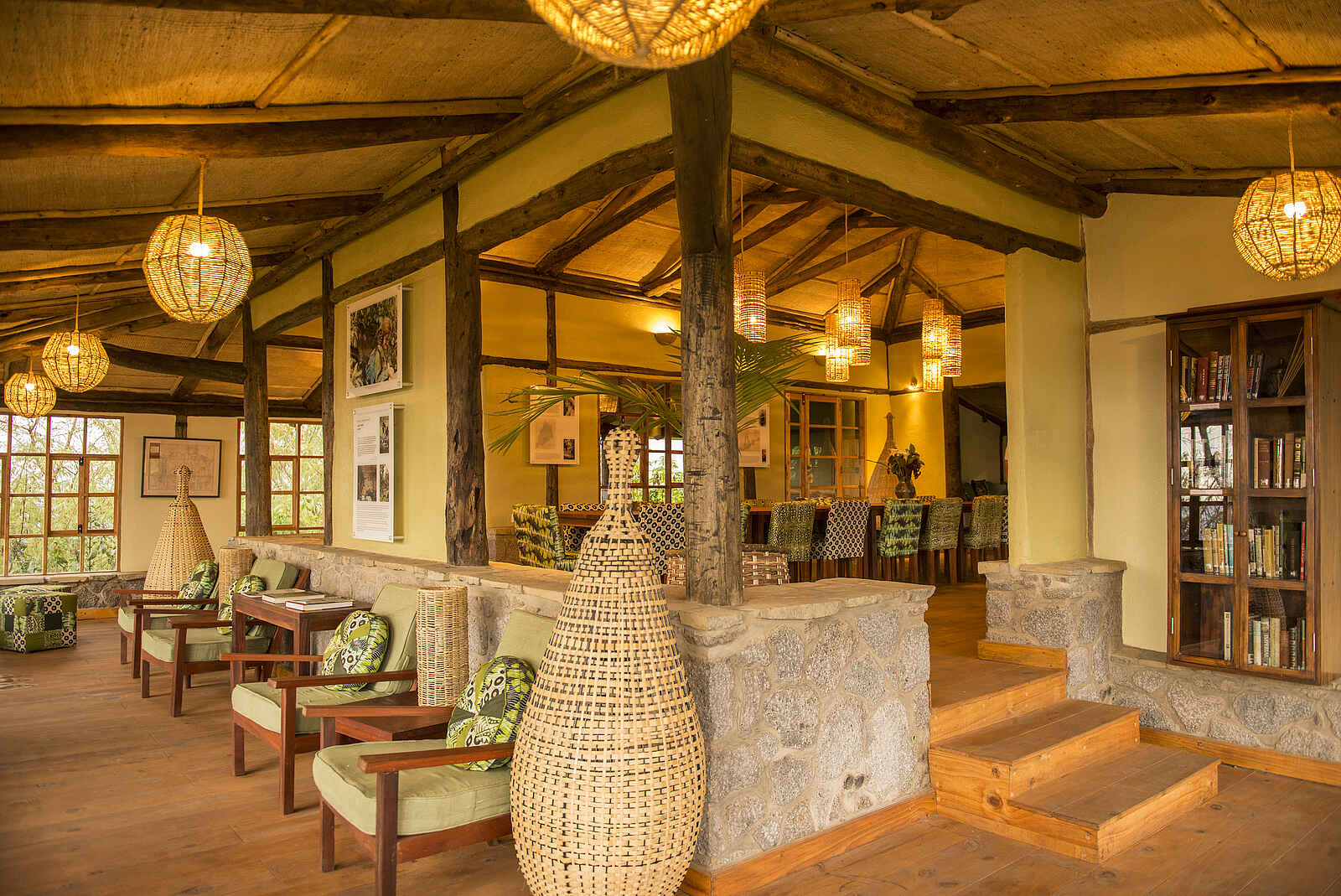 Volcanoes Virunga Lodge: Sessel in der Bibliothek Volcanoes Virunga Lodge: Sessel in der Bibliothek