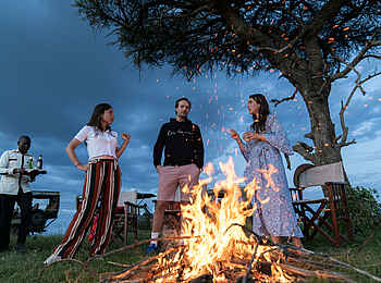 Basecamp Masai Mara: Lagerfeuer bei einem Sundowner Basecamp Masai Mara: Lagerfeuer bei einem Sundowner