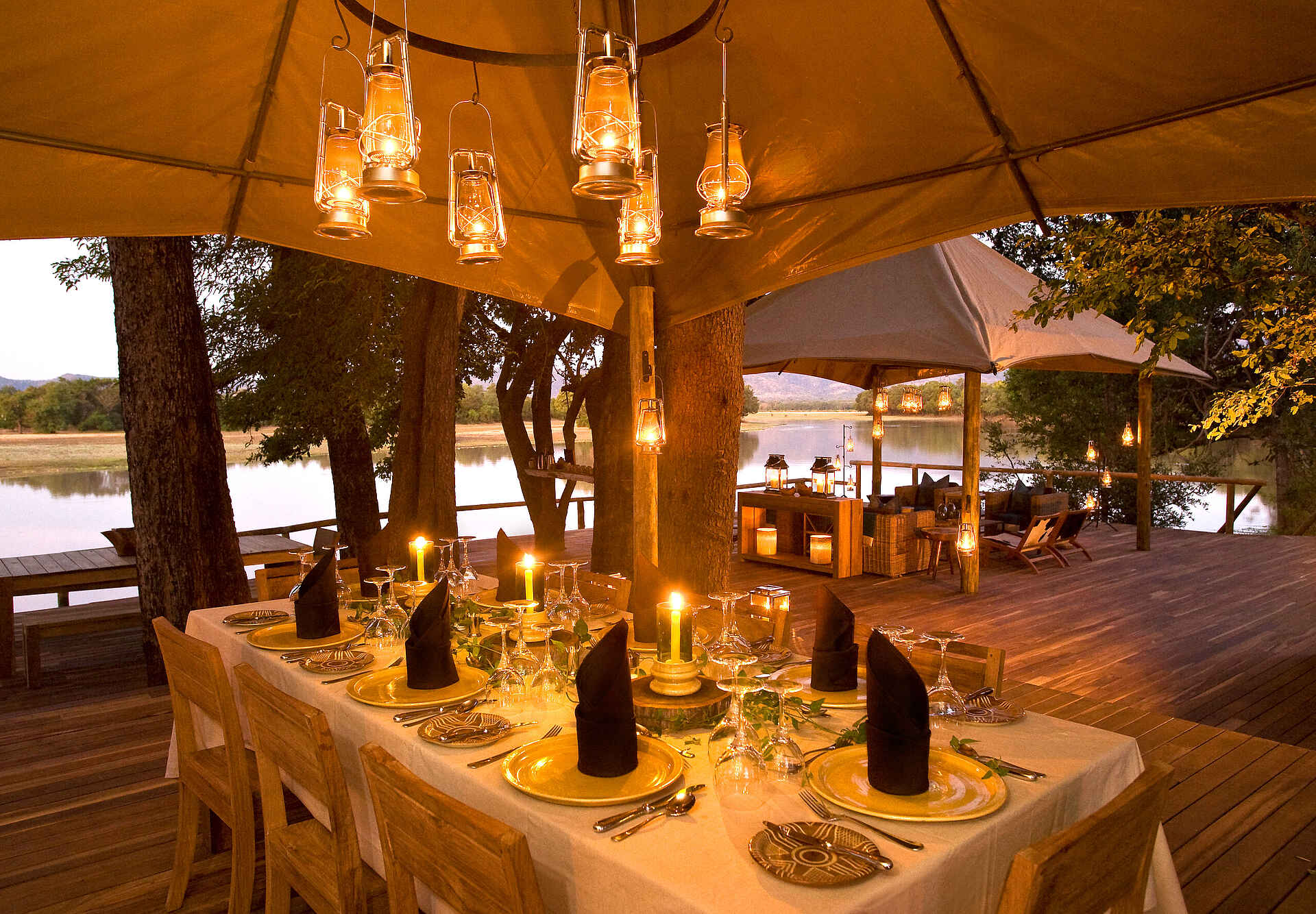 Chindeni Bushcamp: Festliches Abendessen Bushcamp Company, Chindeni Bushcamp, Game Drive, Lagune, Luangwa River, Luangwa-Tal, South Luangwa National Park, Walking Safari, Deck, Dinnerzelt, Esstisch, afrikarma, afrikarma Safaris, afrikarma.de, Andy Hogg, Paul Allen