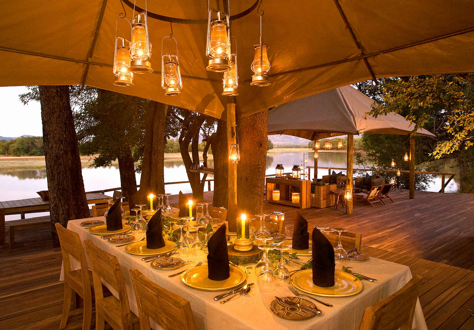 Chindeni Bushcamp: Festliches Abendessen Chindeni Bushcamp: Festliches Abendessen