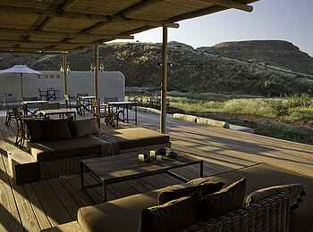 Damaraland Camp: Sonnenstrahlen auf dem Deck