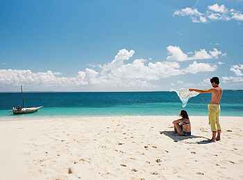 Ibo Island Lodge: Paar am Meeresufer