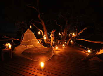 Macatoo Camp: Holzplateau im Kerzenschein