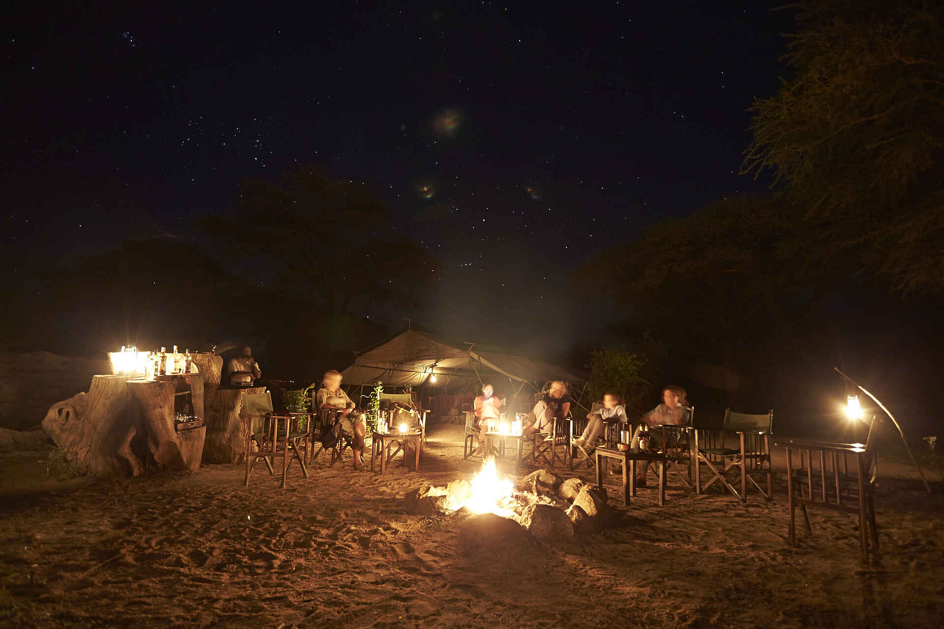 Mdonya Old River Camp: Lagerfeuer Essential Destinations, Mdonya Old River Camp, Ruaha National Park, Lagerfeuer, afrikarma, afrikarma Safaris, afrikarma Safaris - Wildnis. Hautnah., afrikarma.de