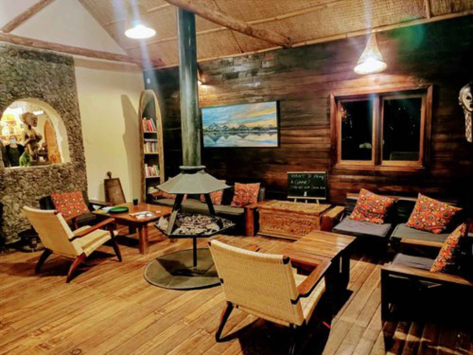Mutanda Lake Resort: Lounge mit Kamin