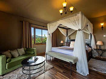 Ngorongoro Lions Paw Camp: Executive Family Room Bett