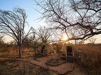nXamaseri Island Lodge: Blick auf die Sleep-Out Unterkünfte nXamaseri Island Lodge: Blick auf die Sleep-Out Unterkünfte