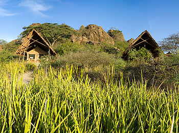 Olduvai Camp: Gästechalets vor Felsen