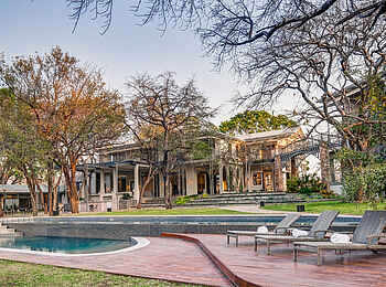 Palm River Hotel: Pool und Hauptgebäude Palm River Hotel: Pool und Hauptgebäude