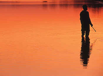 Robin Pope Safaris: Bewaffnete Wache im Goldfluss