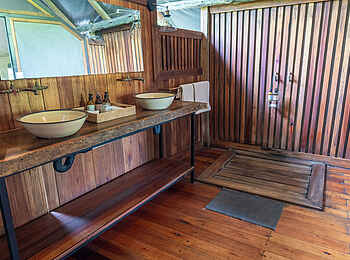 Saguni Safari Lodge: Forest Tent Bad Saguni Safari Lodge: Forest Tent Bad