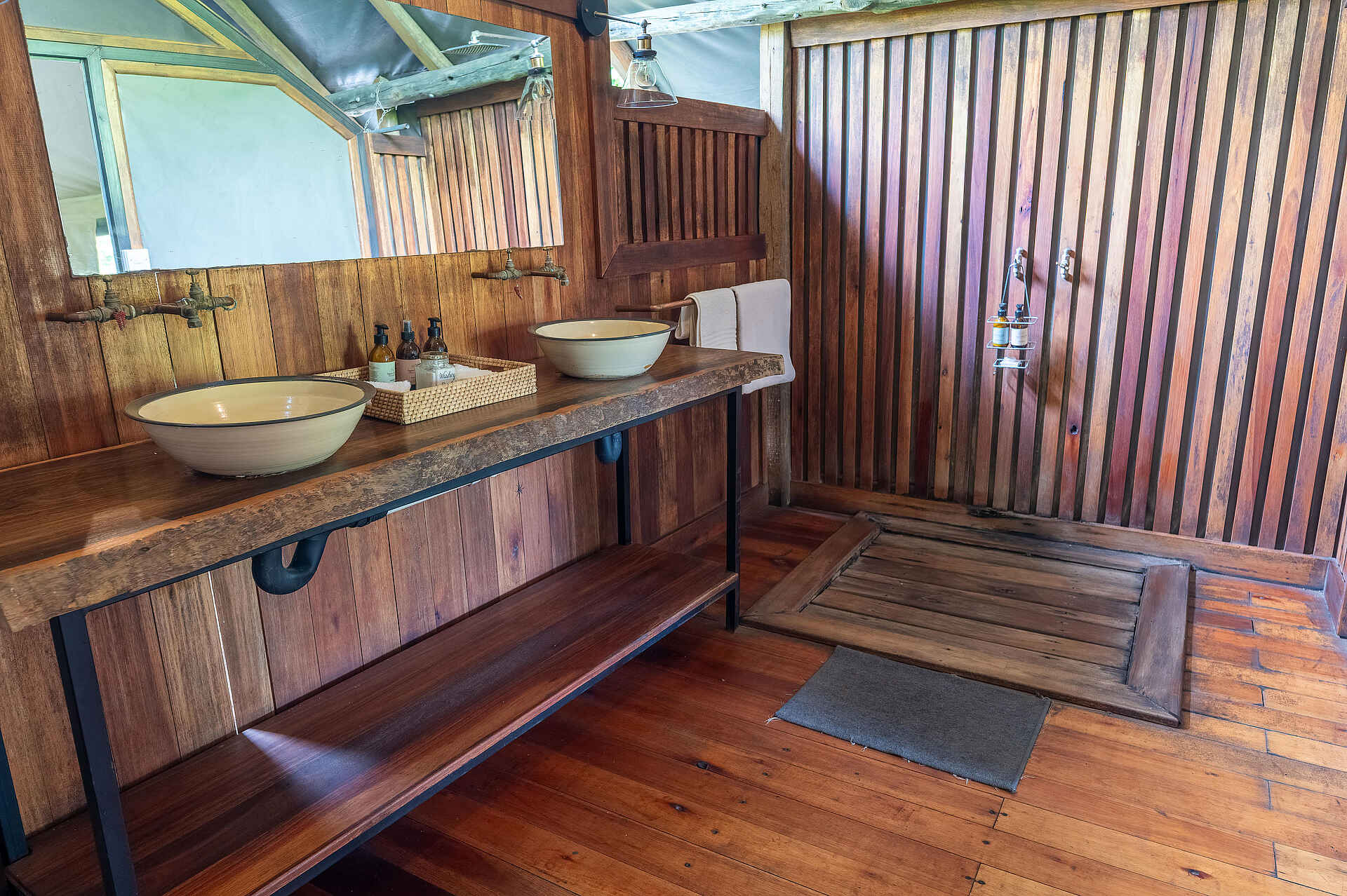 Saguni Safari Lodge: Forest Tent Bad Saguni Safari Lodge: Forest Tent Bad