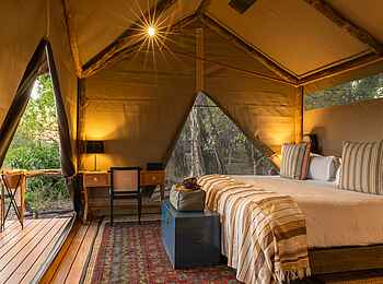 Shinde Footsteps: Ein Doppelbett Shinde Footsteps: Ein Doppelbett