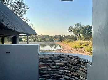Simbavati Waterside Lodge: Luxury Suite Aussendusche
