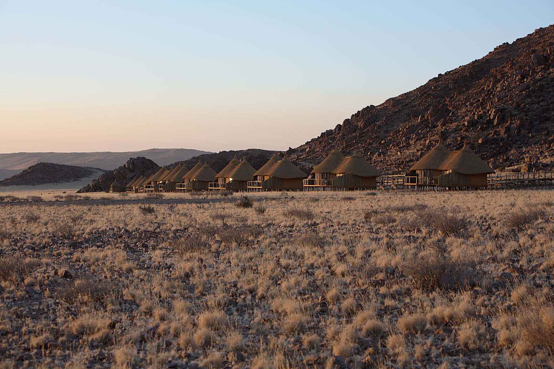Dünen, Namib Naukluft Park, Namibia Wildlife Resorts, NWR, Sossus Dune Lodge, Sossusvlei, Berge, Gästechalet, Gesamtansicht, Afrikarma, Afrikarma Safaris, Afrikarma.de