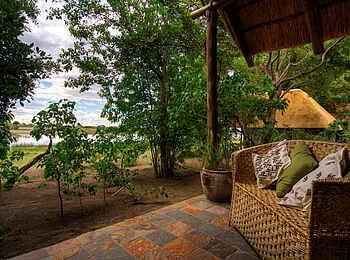 Thamalakane River Lodge: Terrasse Thamalakane River Lodge: Terrasse